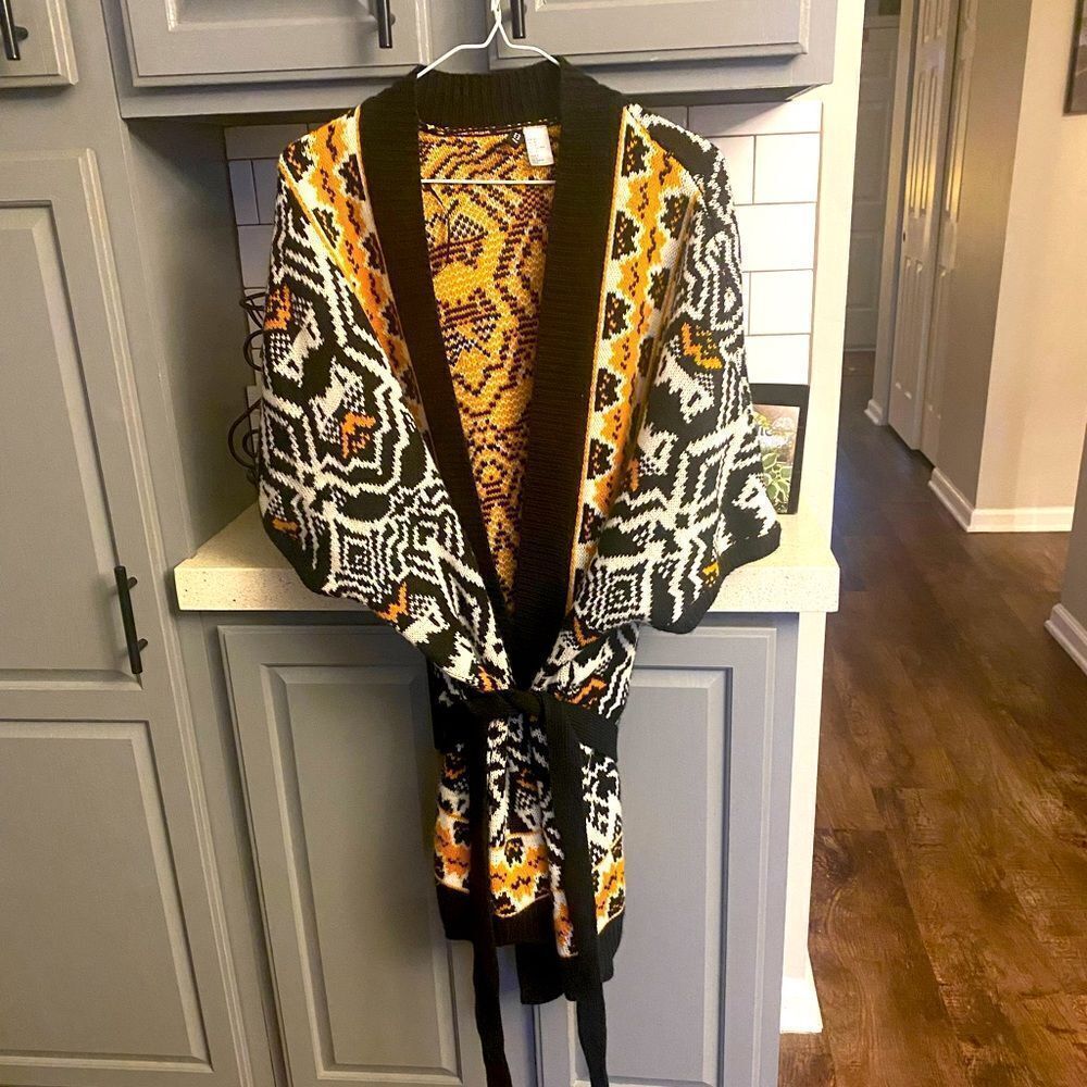 Women’s short sleeve box sweater with belt tie by Divided